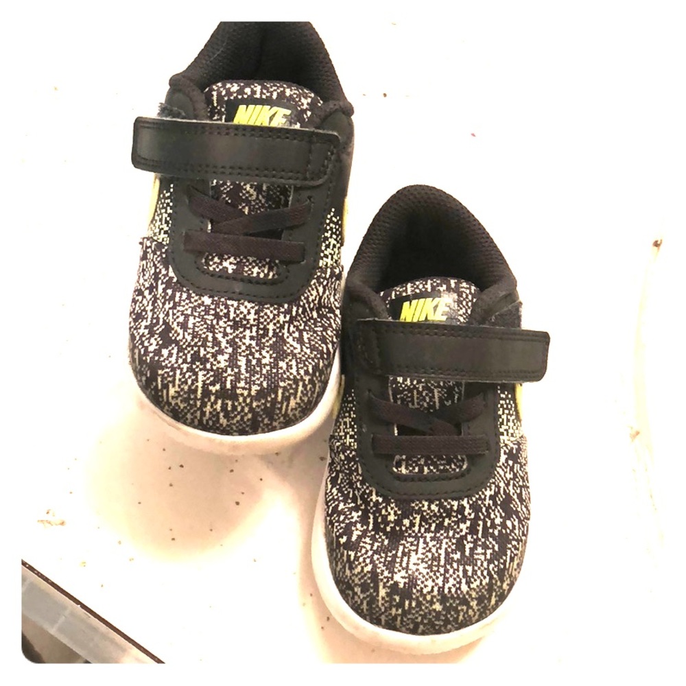 Toddler boys shoe size 7c. NIKE Flex Contact.